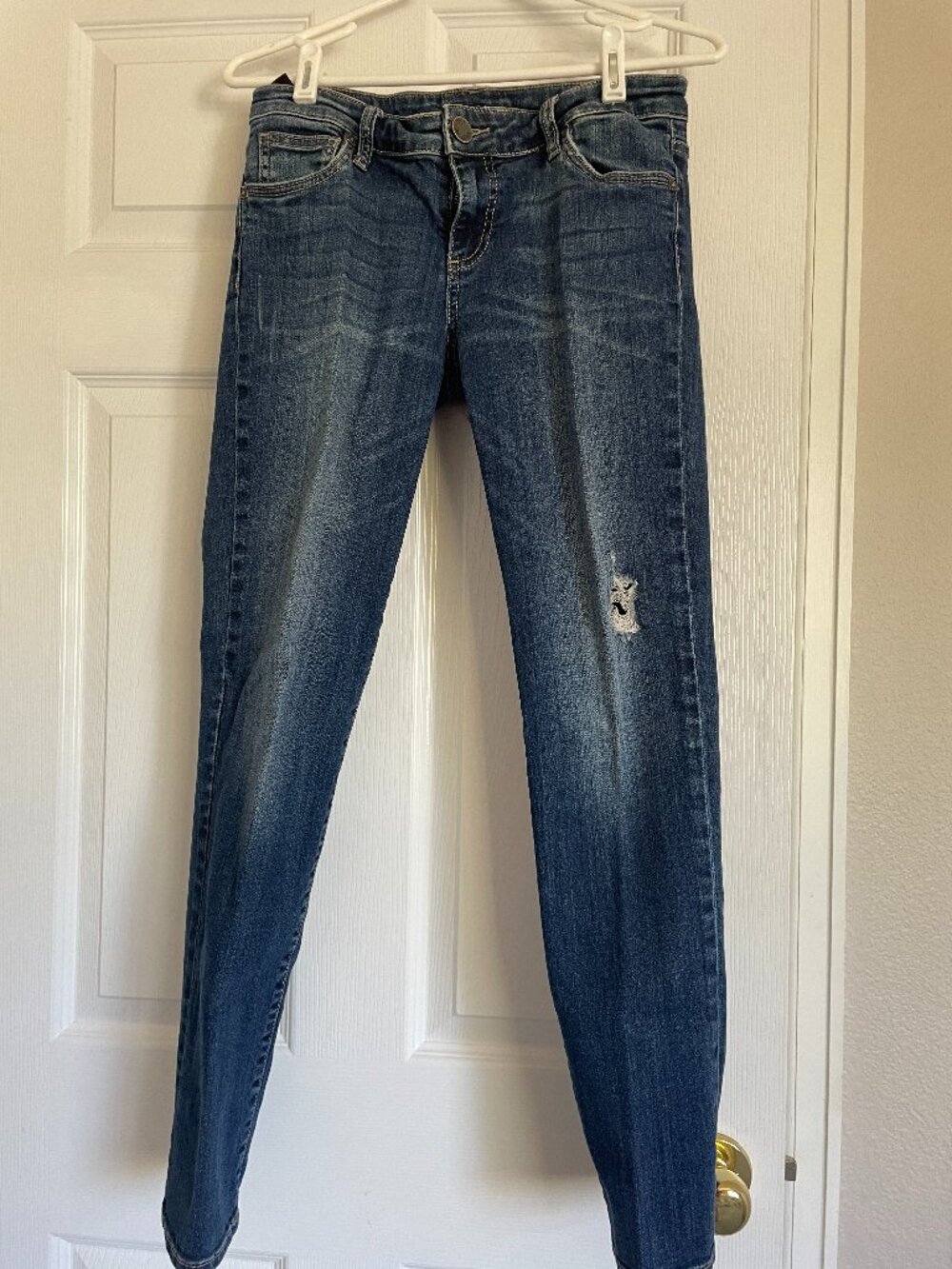 Kut from the Kloth slightly distressed Jeans Size 4